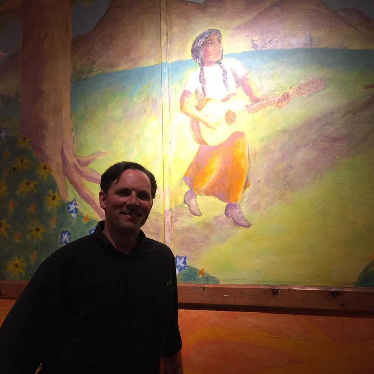 Me, in front of my Bueno y Sano mural